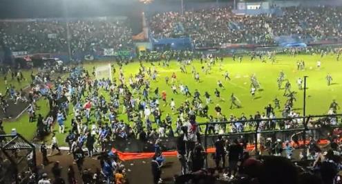 إندونيسيا تنتفض للتحقيق في أسوأ حوادث كرة القدم (فيديو)
